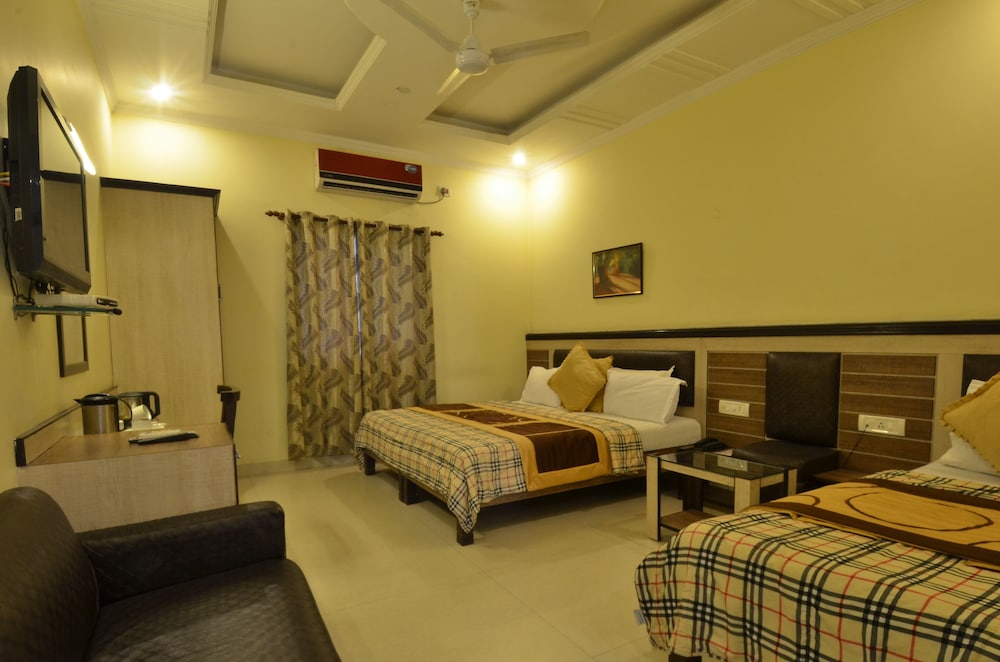 Hotel Sarovar Regency 22/27