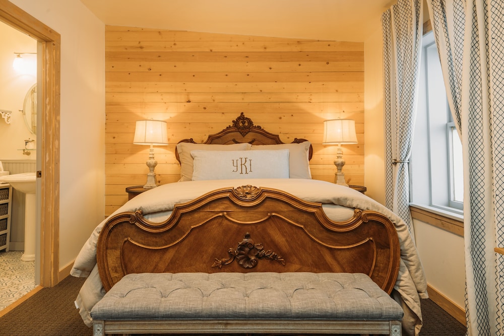 Hill Country, Double Bed