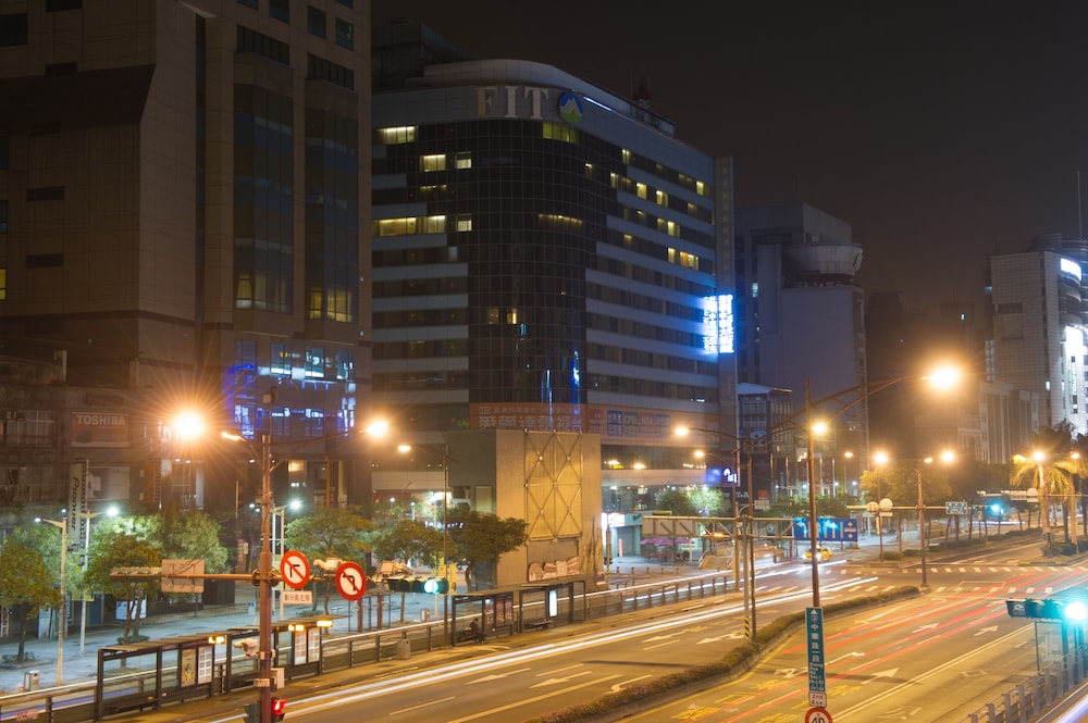 GREEN WORLD HOTEL ZHONGHUA 4/80