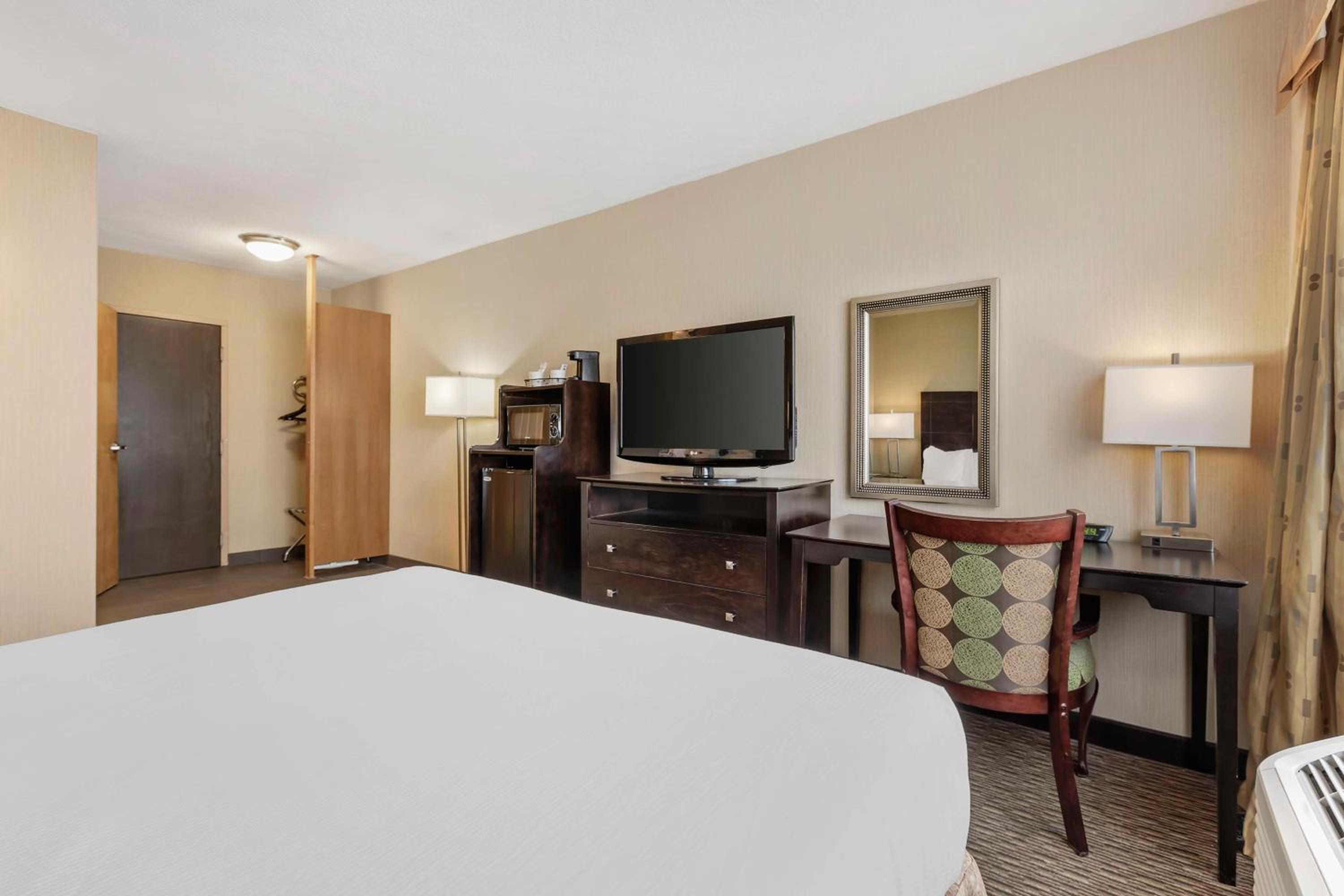 Suite, Queen Bed, Sofa, Bathtub, Accessible