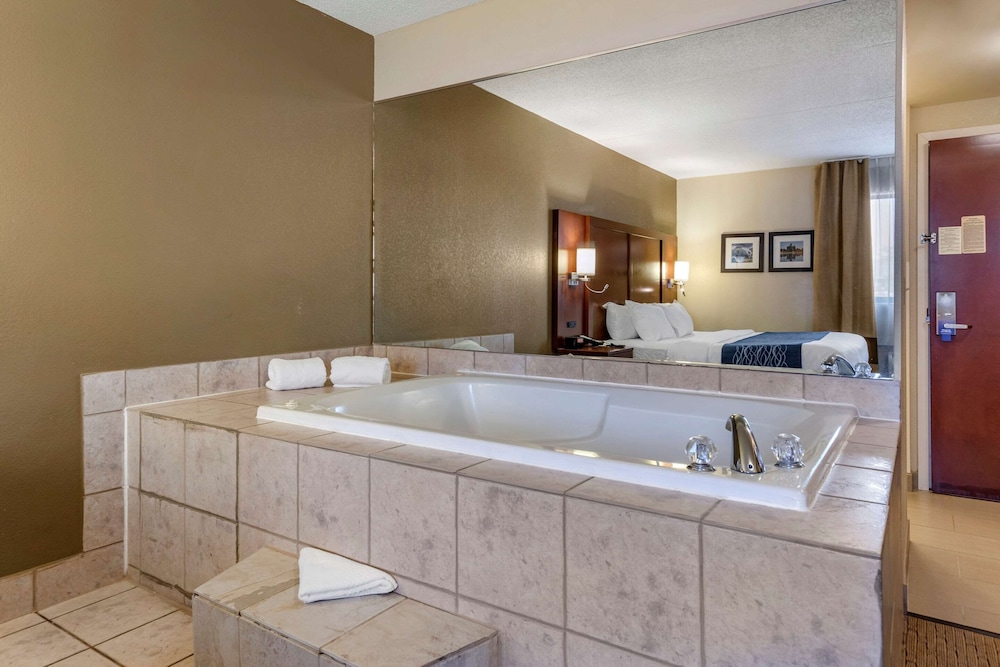 Comfort Inn Warren - Detroit North 12/28
