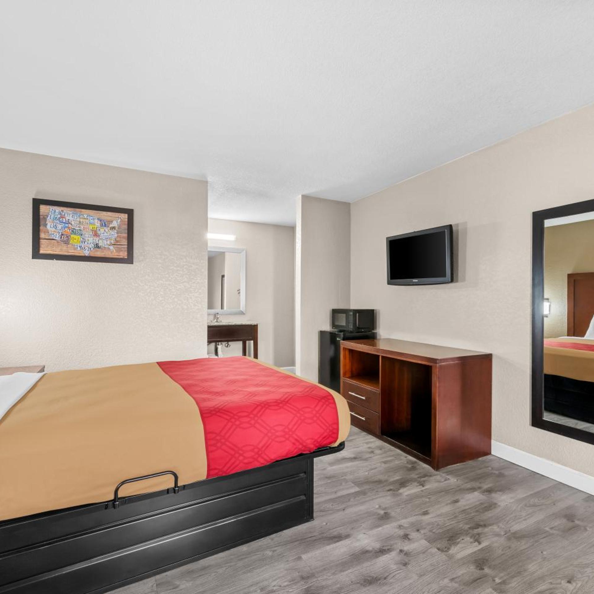 Room, Queen Bed, Exterior Entrance، Econo Lodge Kannapolis - Concord 6/10