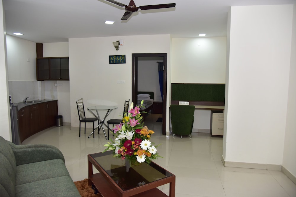 4 Seasons Suites 35/50