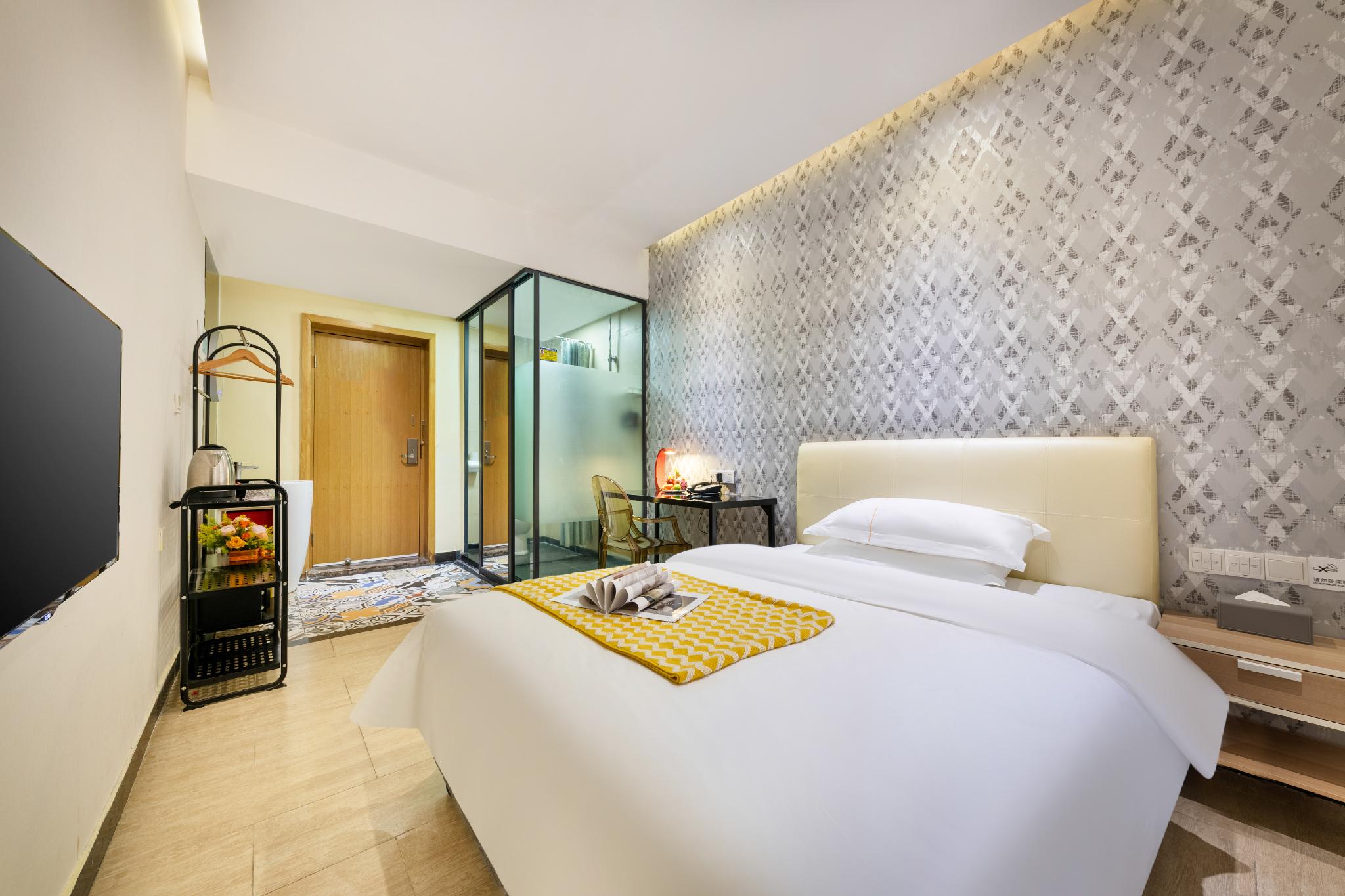 Standard, Queen Bed, No Window