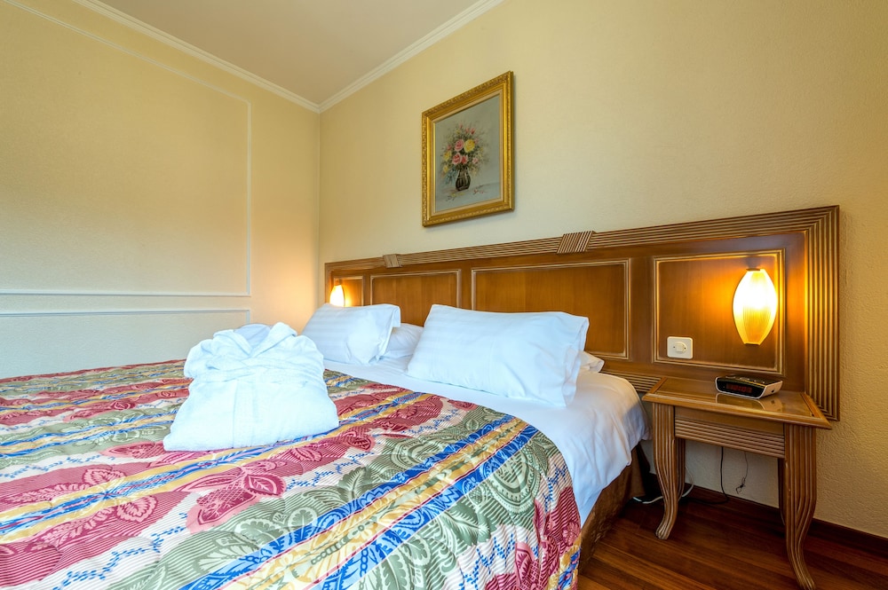 Diplomate Hotel 13/40