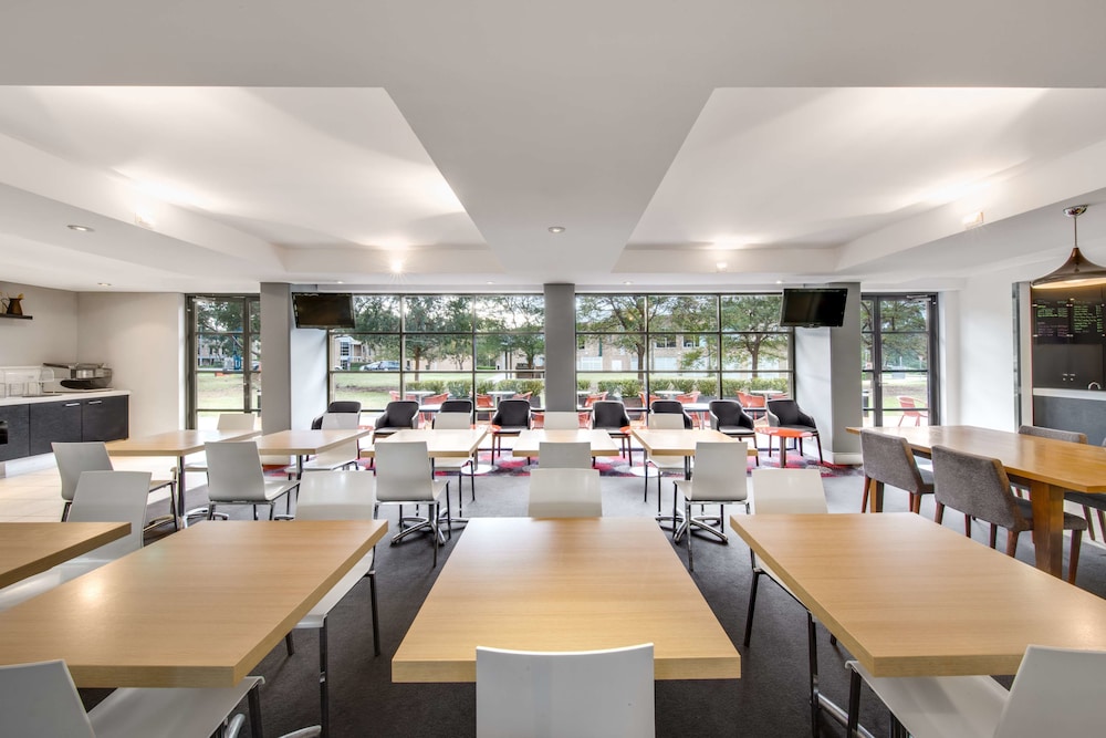 Mercure Sydney Macquarie Park 56/64