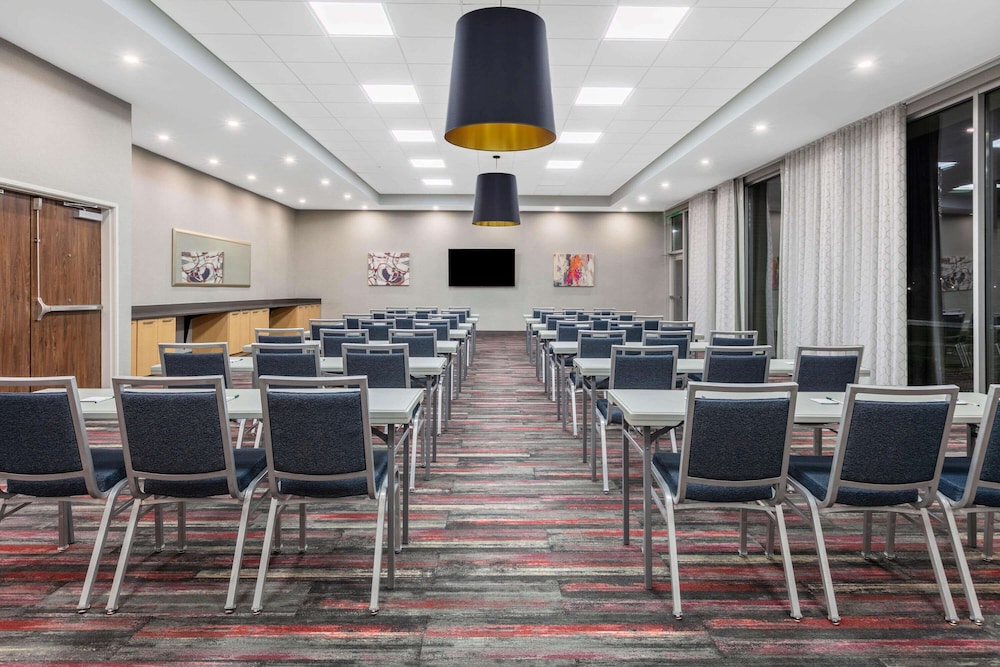 La Quinta Inn And Suites By Wyndham Lewisville 43/50