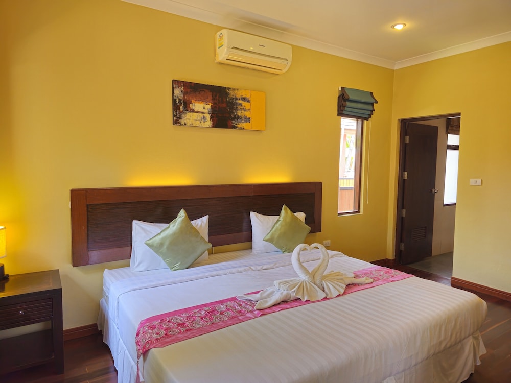 DELUXE, KING BED, POOL VIEW