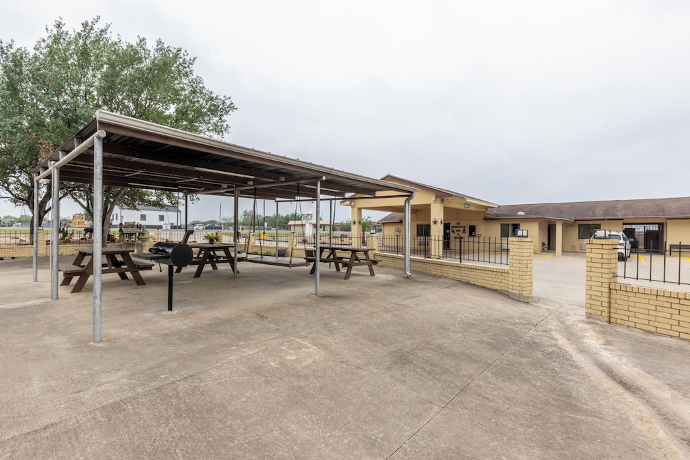Freer Executive Inn and Studios by OYO 34/44