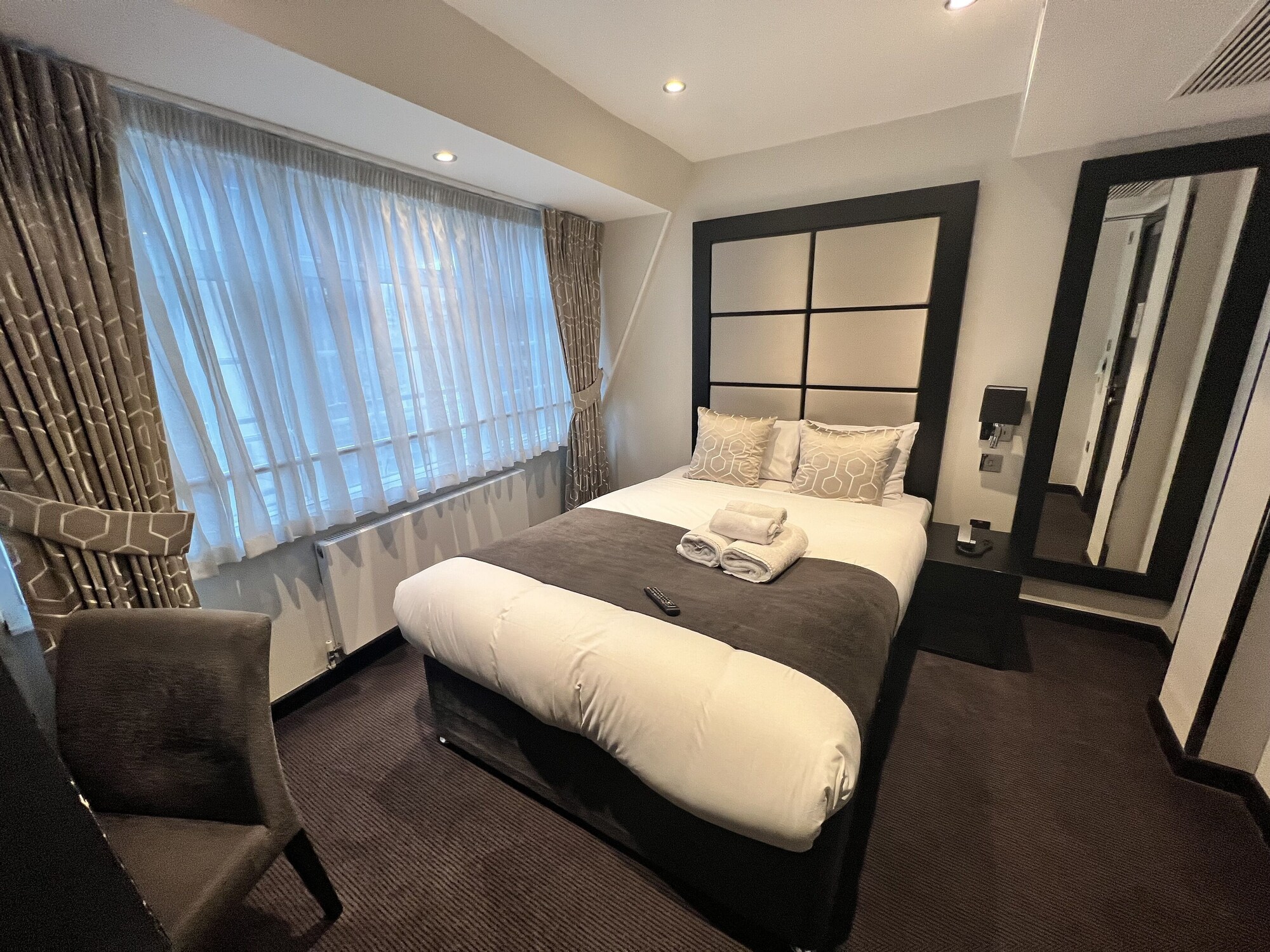 CITY, DOUBLE BED