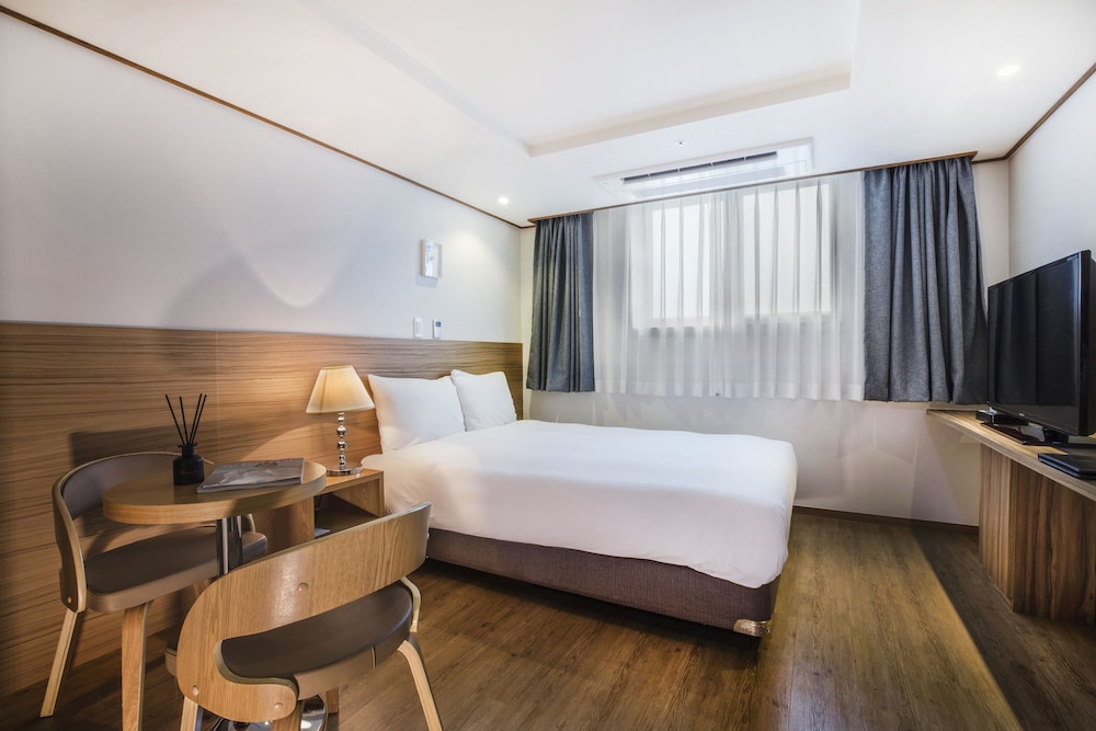 DELUXE, DOUBLE BED
