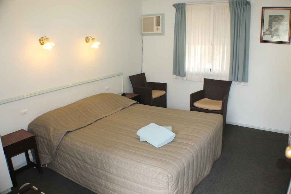 LAKE FORBES MOTEL 12/44