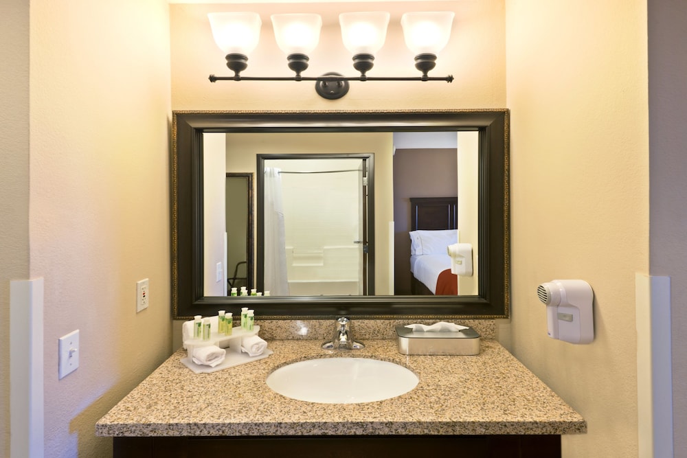 Holiday Inn Express Show Low 20/47