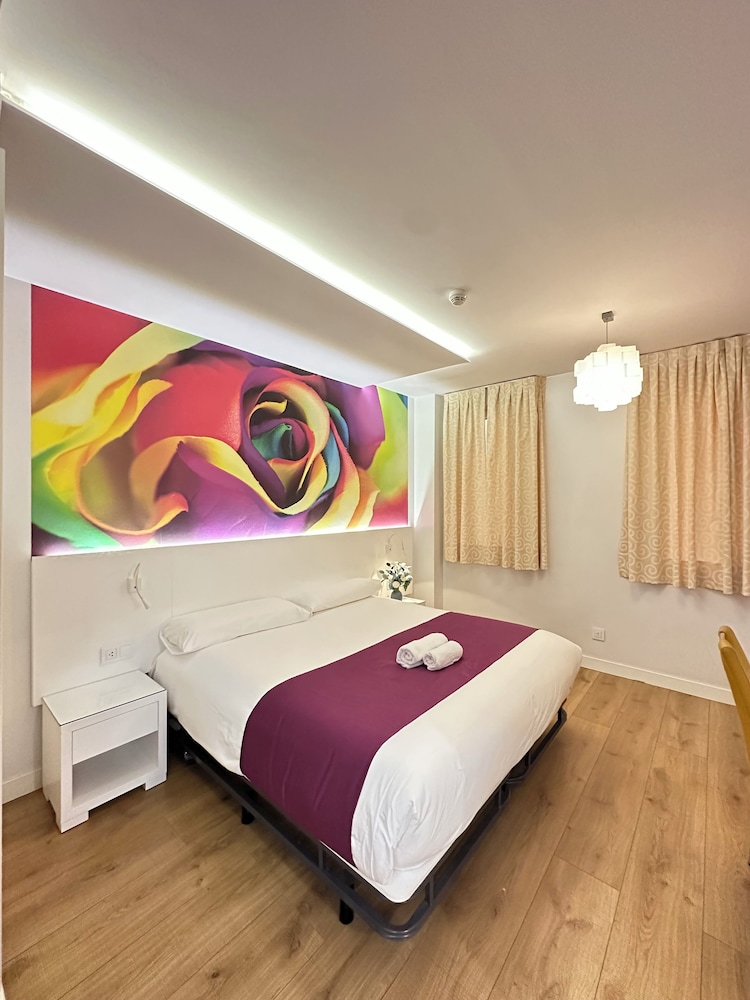 ROOM, DOUBLE BED