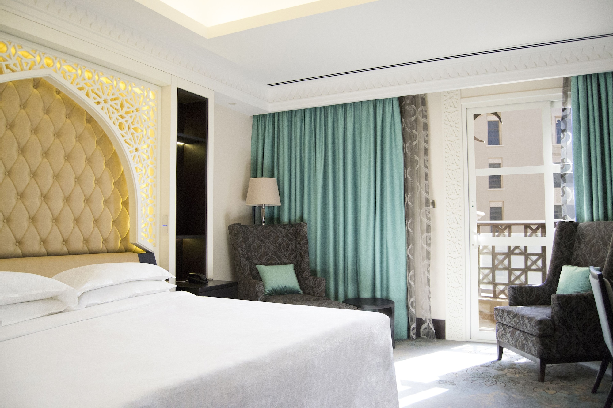 غرفة سوبيريور بسرير كينج بإطلالة على البحر بشرفة، Sheraton Sharjah Beach Resort Spa 3/6