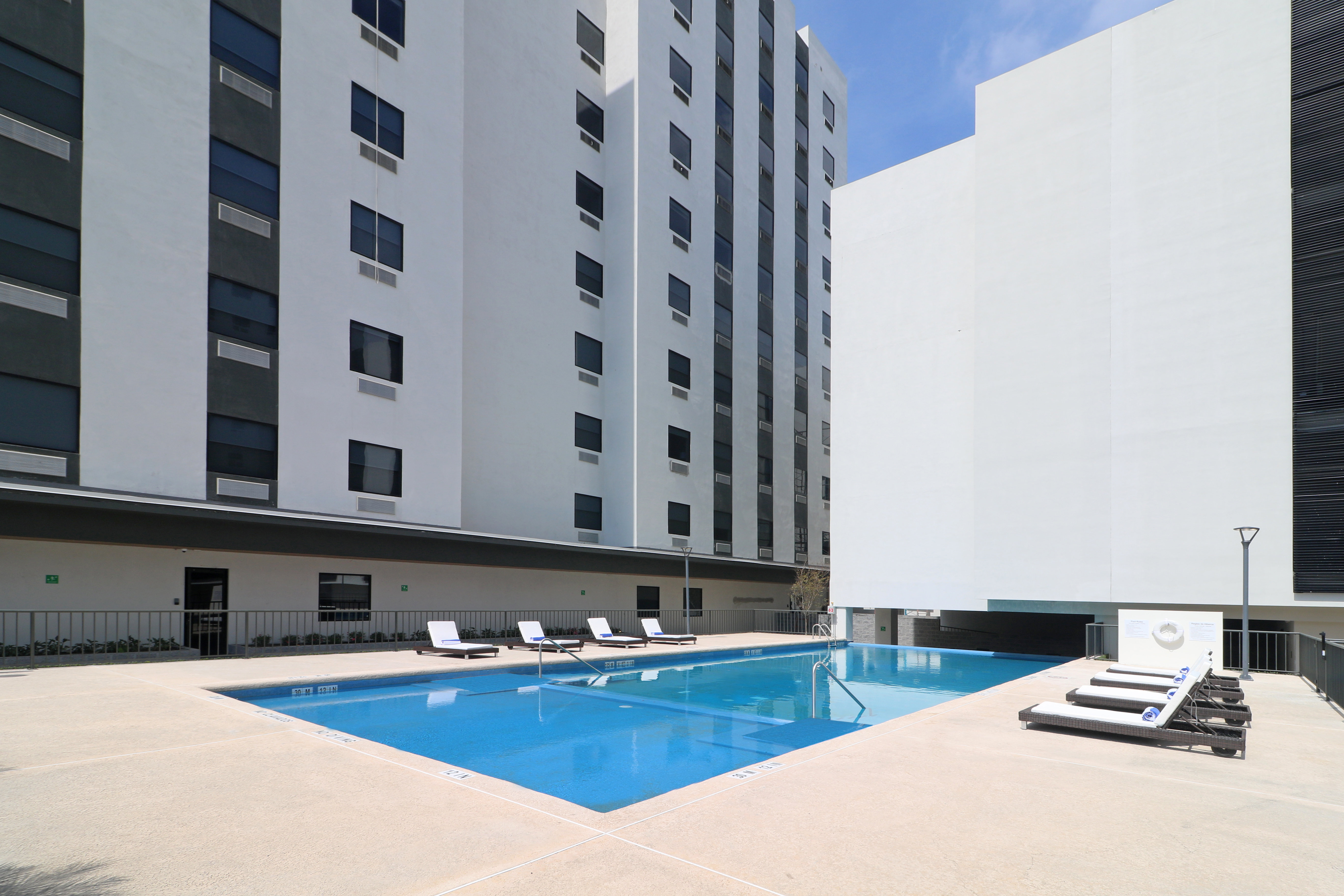 Holiday Inn And Suites Monterrey Apodaca Zona Airport 5/77