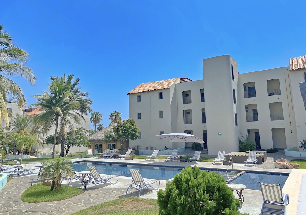 Santa Maria Hotel And Suites 39/47