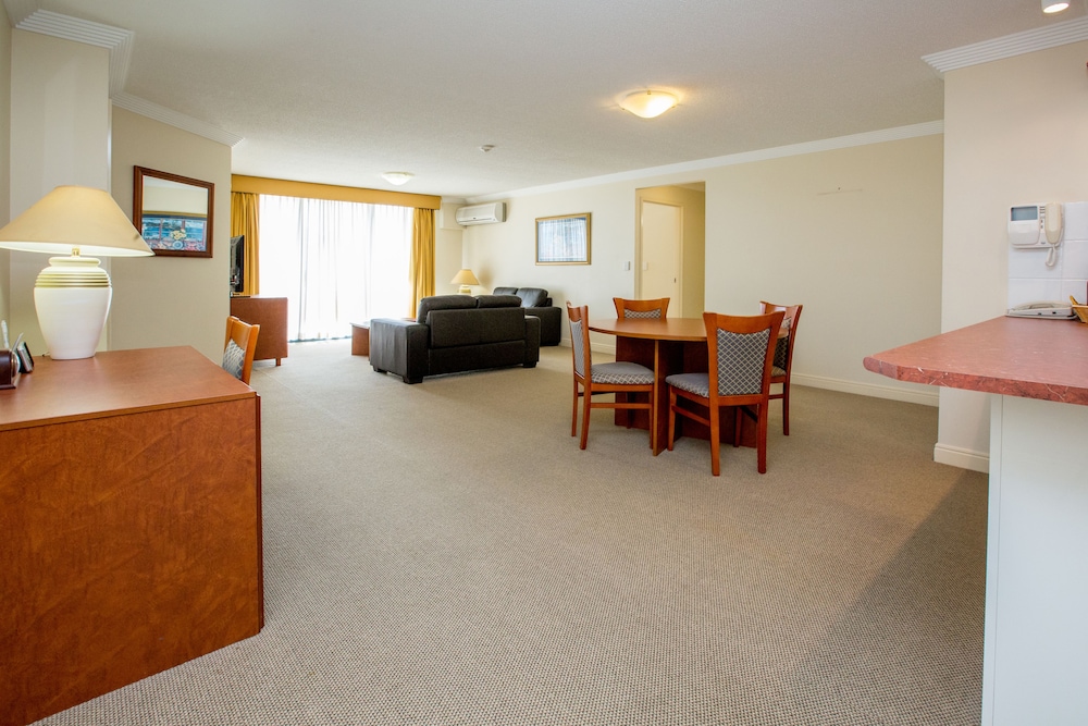 Springwood Tower Apartment Hotel 42/63