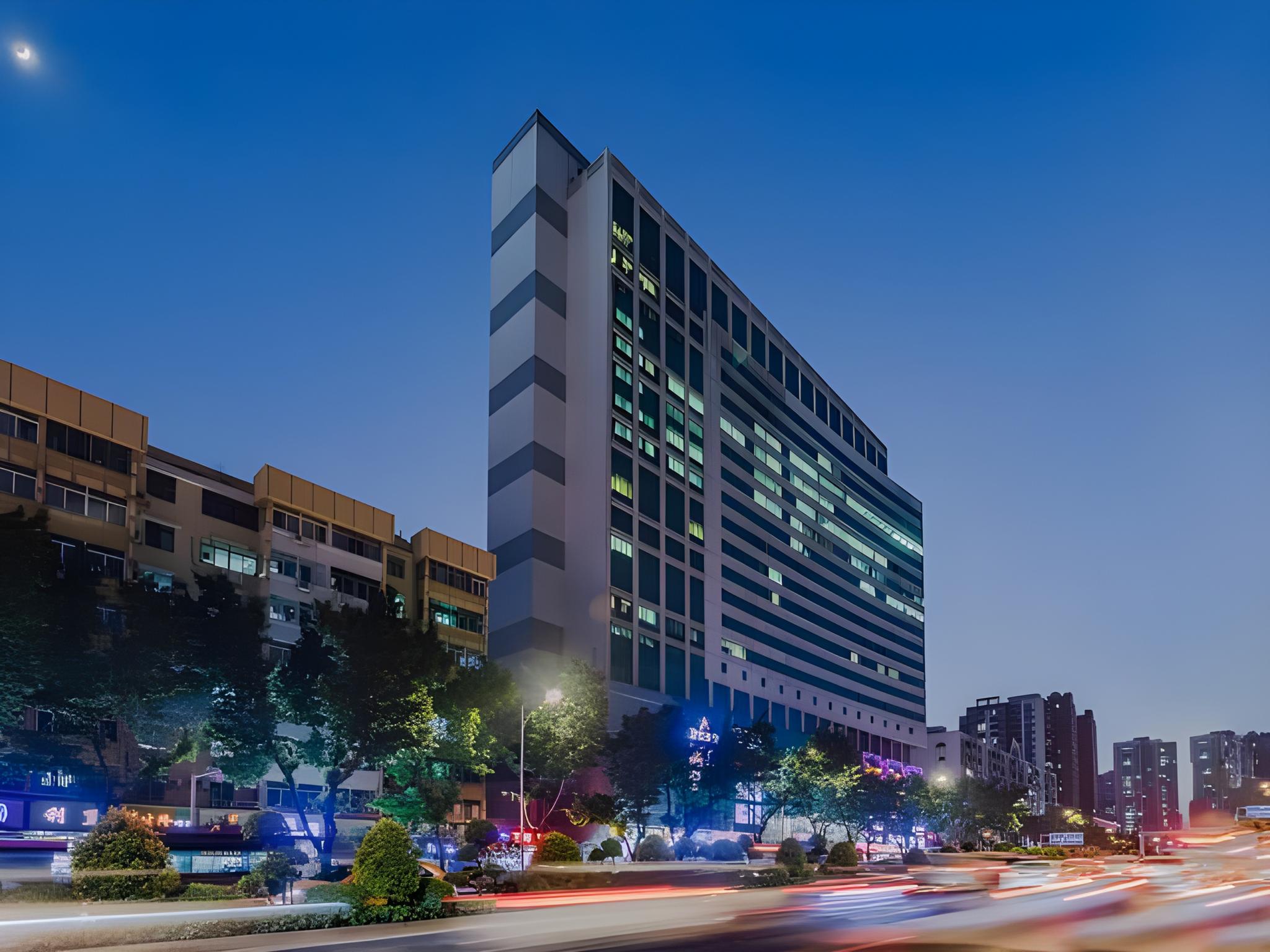 Borrman Hotel Canton Tower Sun Yat Sen University Metro Station Pazhou Exhibition Center 6/30