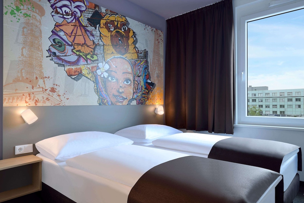 ROOM, TWIN BEDS