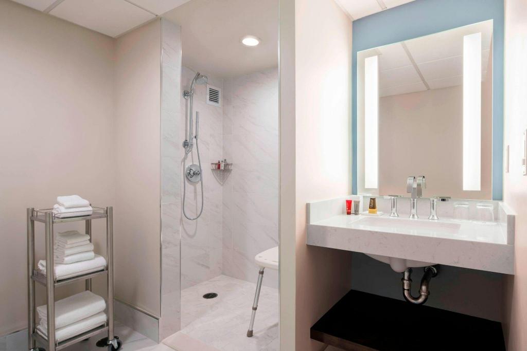 جناح بسريرين مزدوجين بغرفة نوم واحدة مع أريكة، Irvine Marriott 2/3