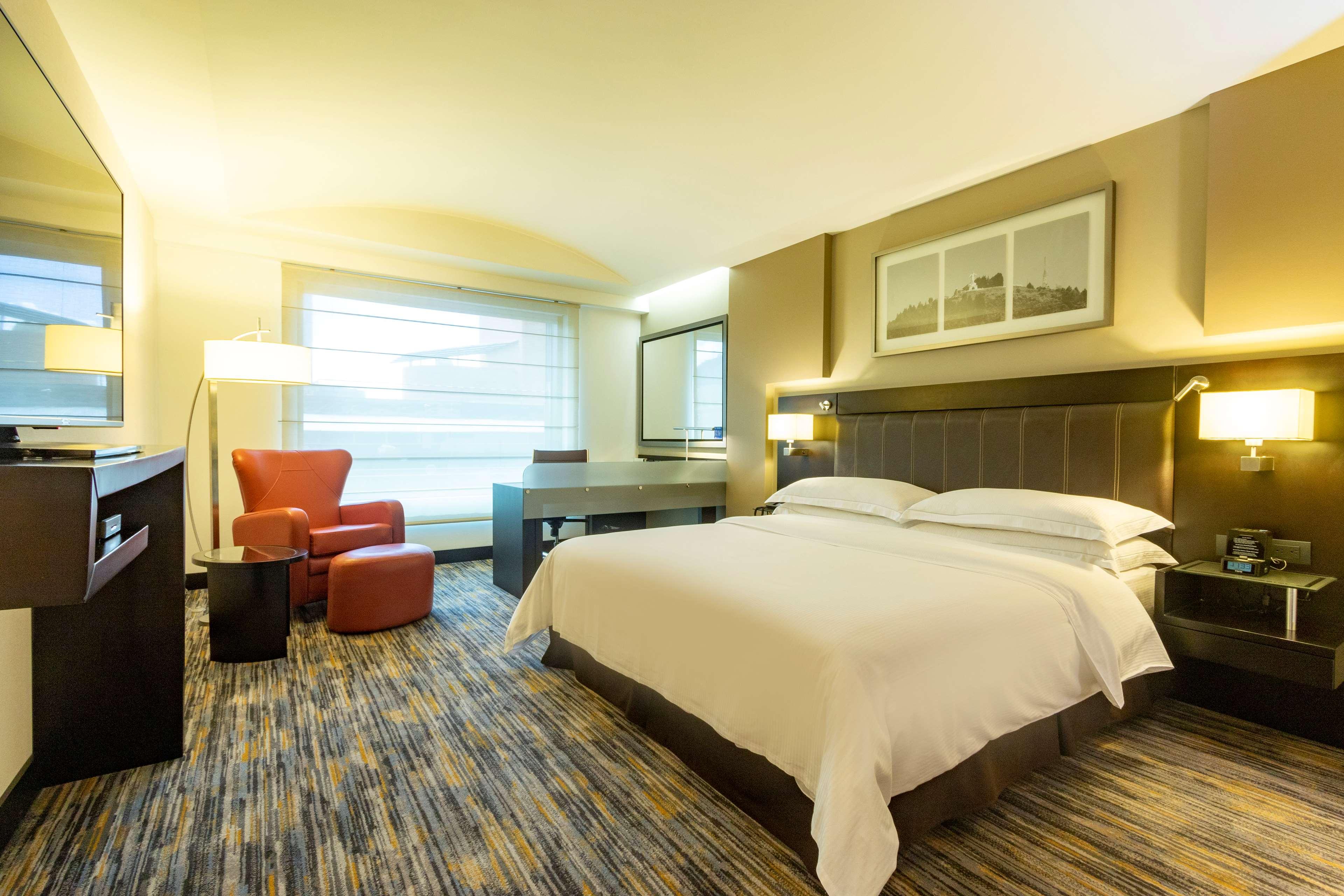 ROOM, KING BED, EXECUTIVE LEVEL