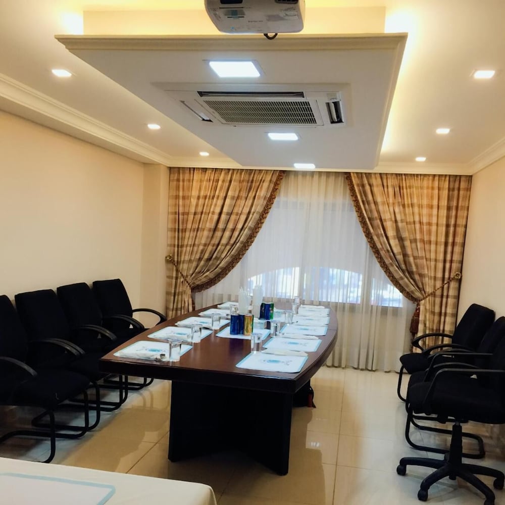 Comfort Hotel Suites 38/48