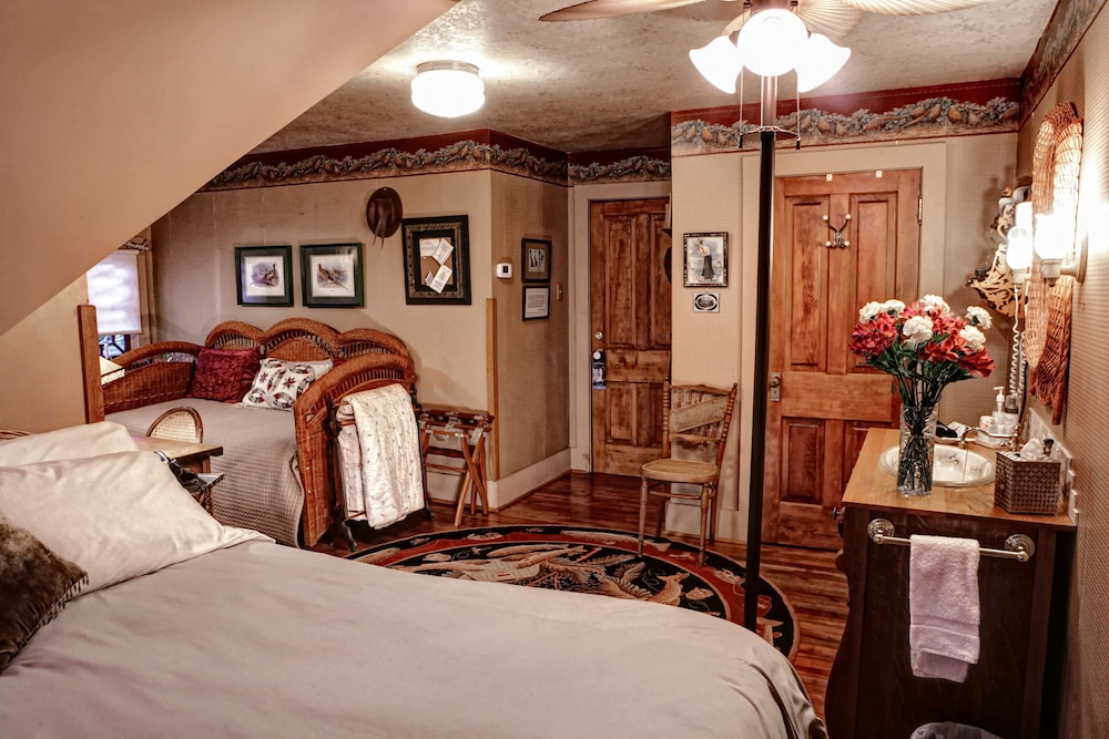 The Queen, A Victorian Bed and Breakfast 18/74