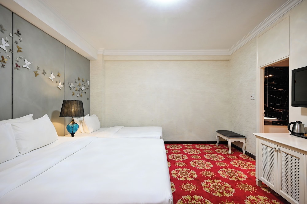 California Saigon Hotel & Rooftop Pool 11/50