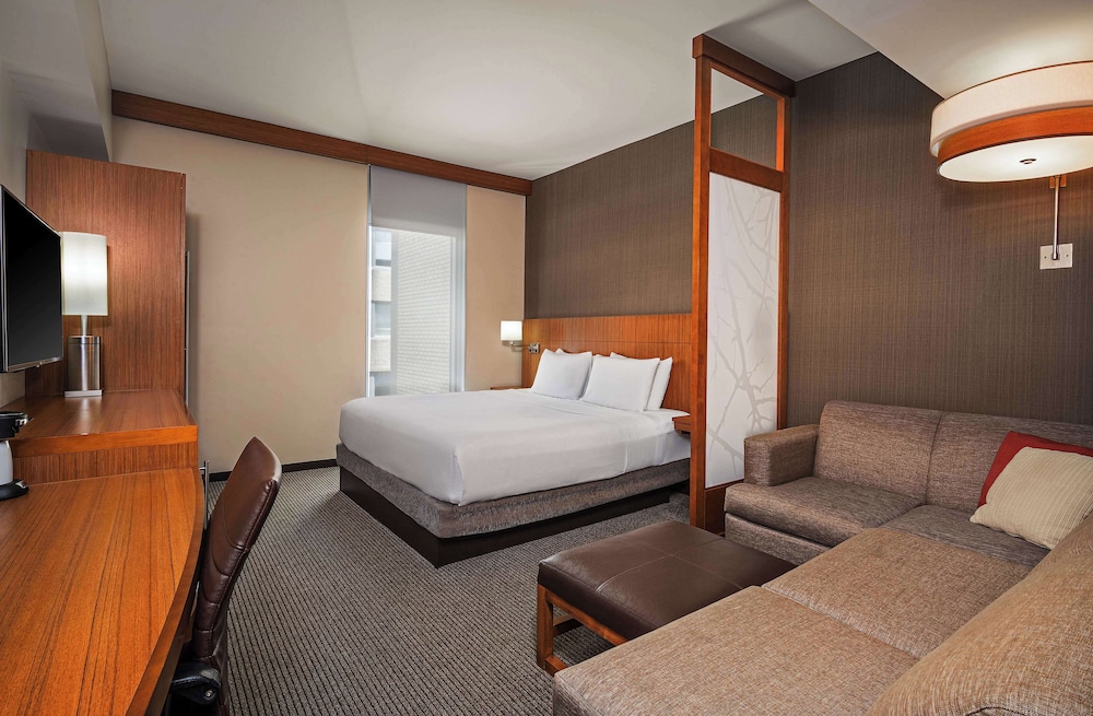 ROOM, KING BED