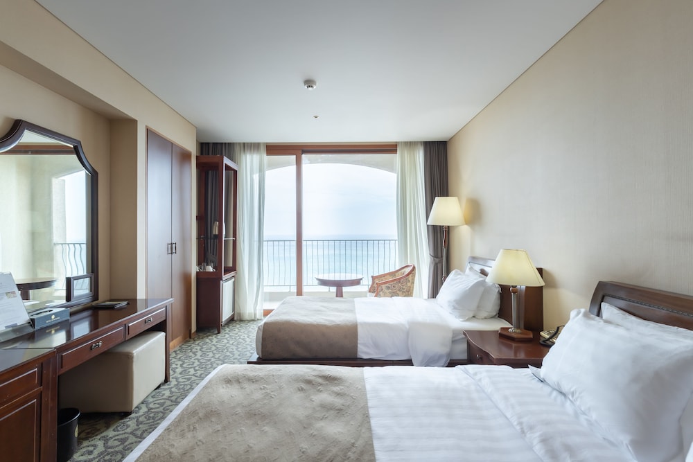 DELUXE, 1 DOUBLE AND 1 SINGLE BED, OCEAN VIEW