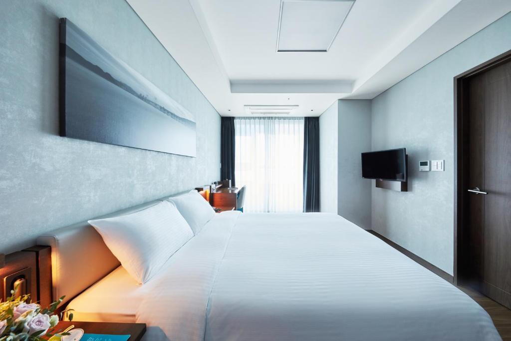 Suite, Queen Bed, Partial Ocean View