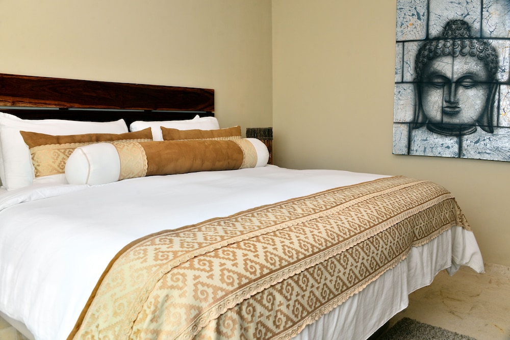 El Taj Oceanfront & Beachside Condo Hotel 11/74