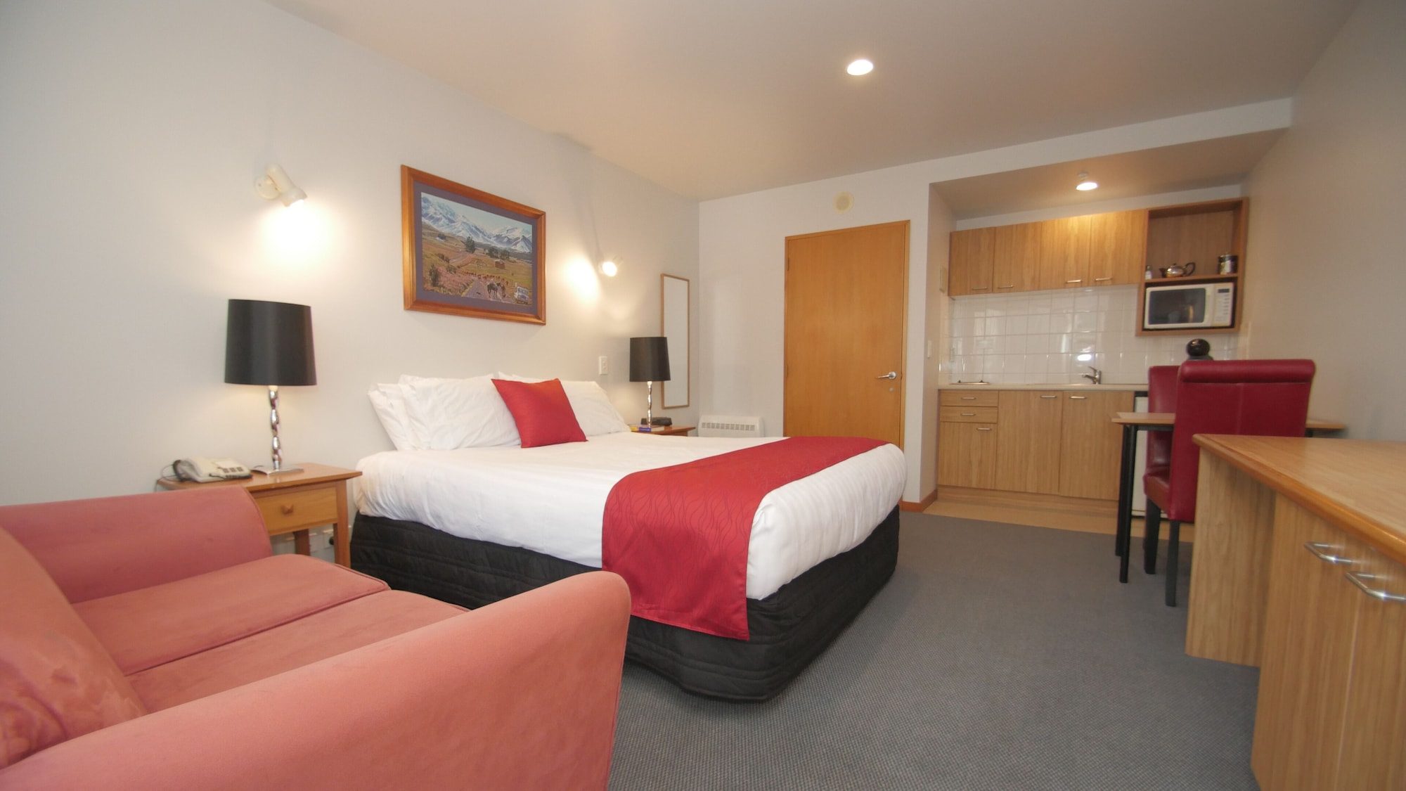 STUDIO, QUEEN BED