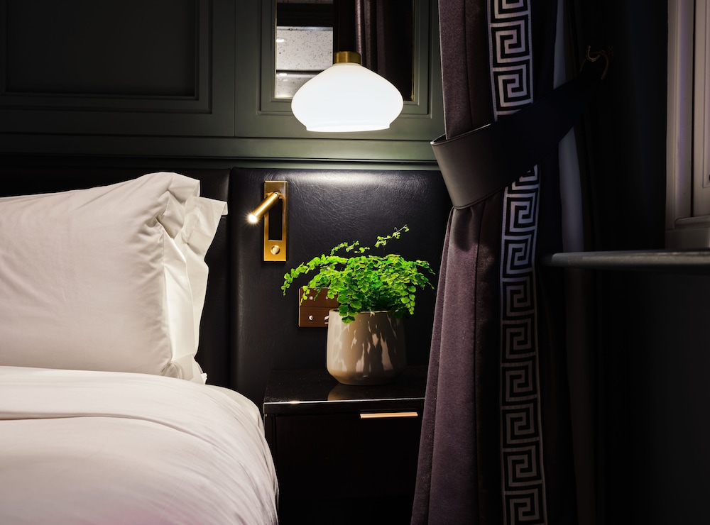 The Mayfair Townhouse – an Iconic Luxury Hotel 58/66
