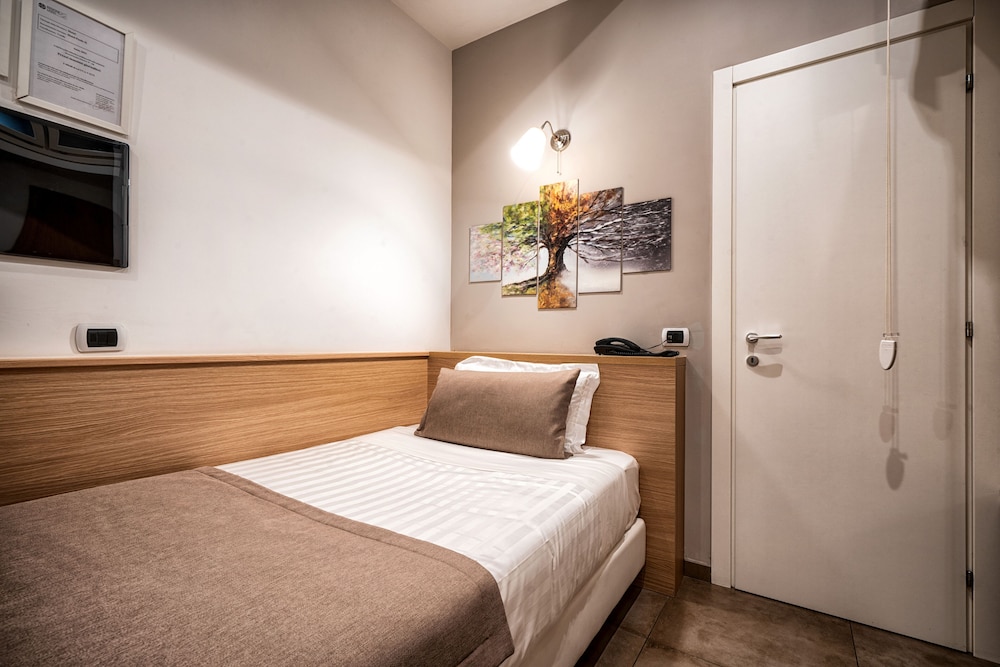 Hotel Paolo Ii 12/69