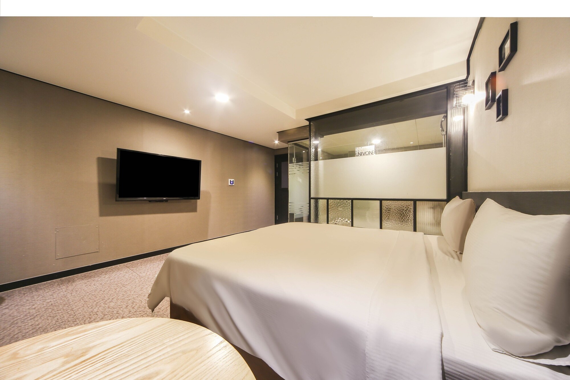 DELUXE, DOUBLE BED
