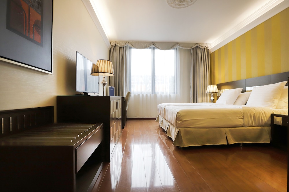 STANDARD, QUEEN BED