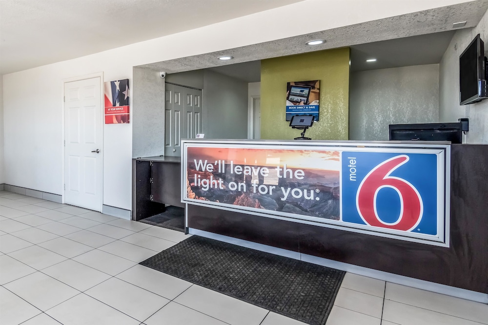 Motel6 Fort Worth, TX - North 12/33