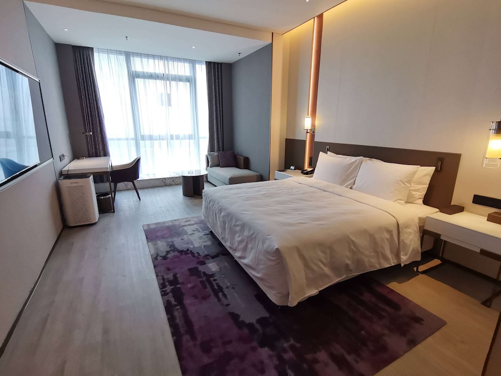 ROOM, KING BED