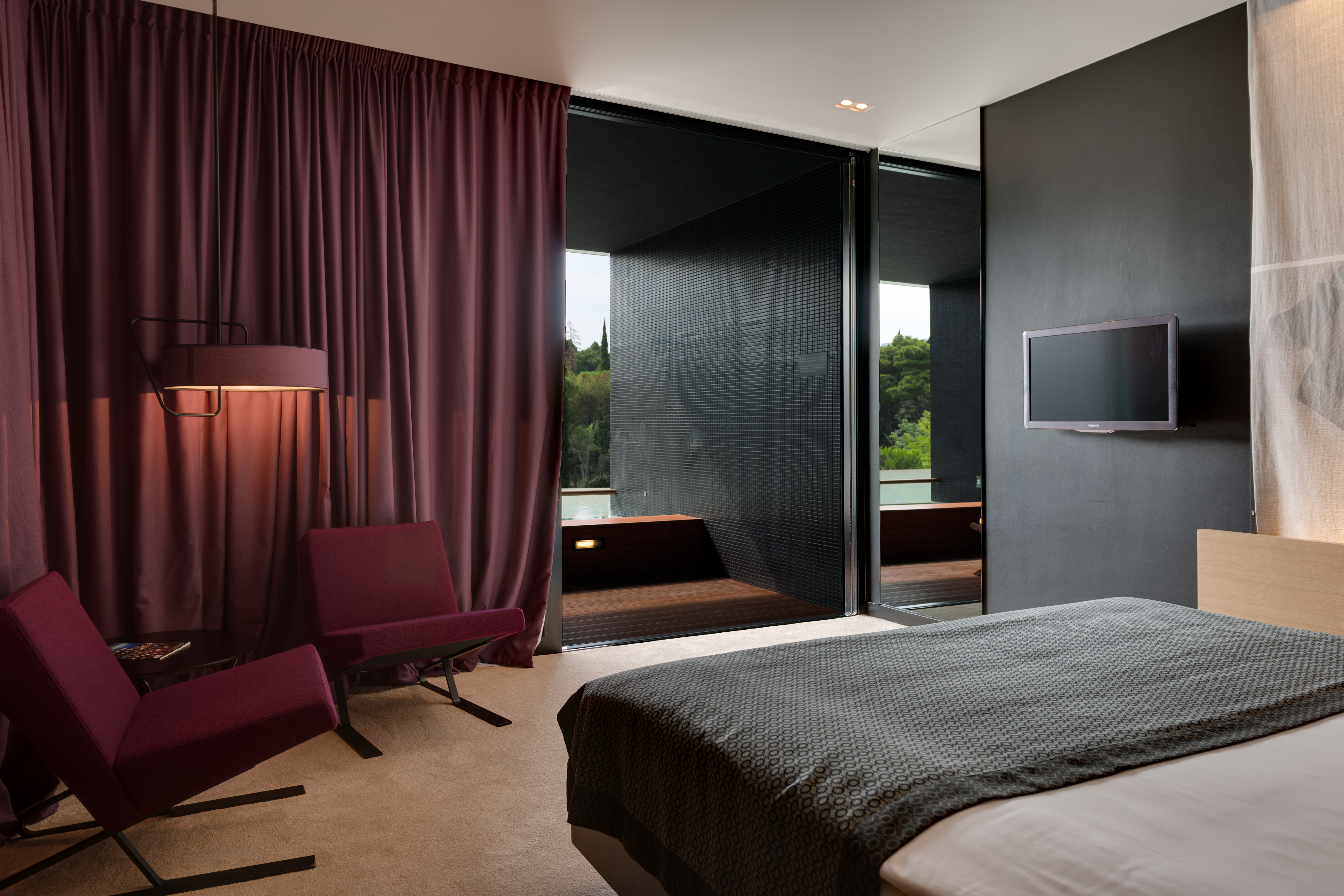 Deluxe, Plunge Pool