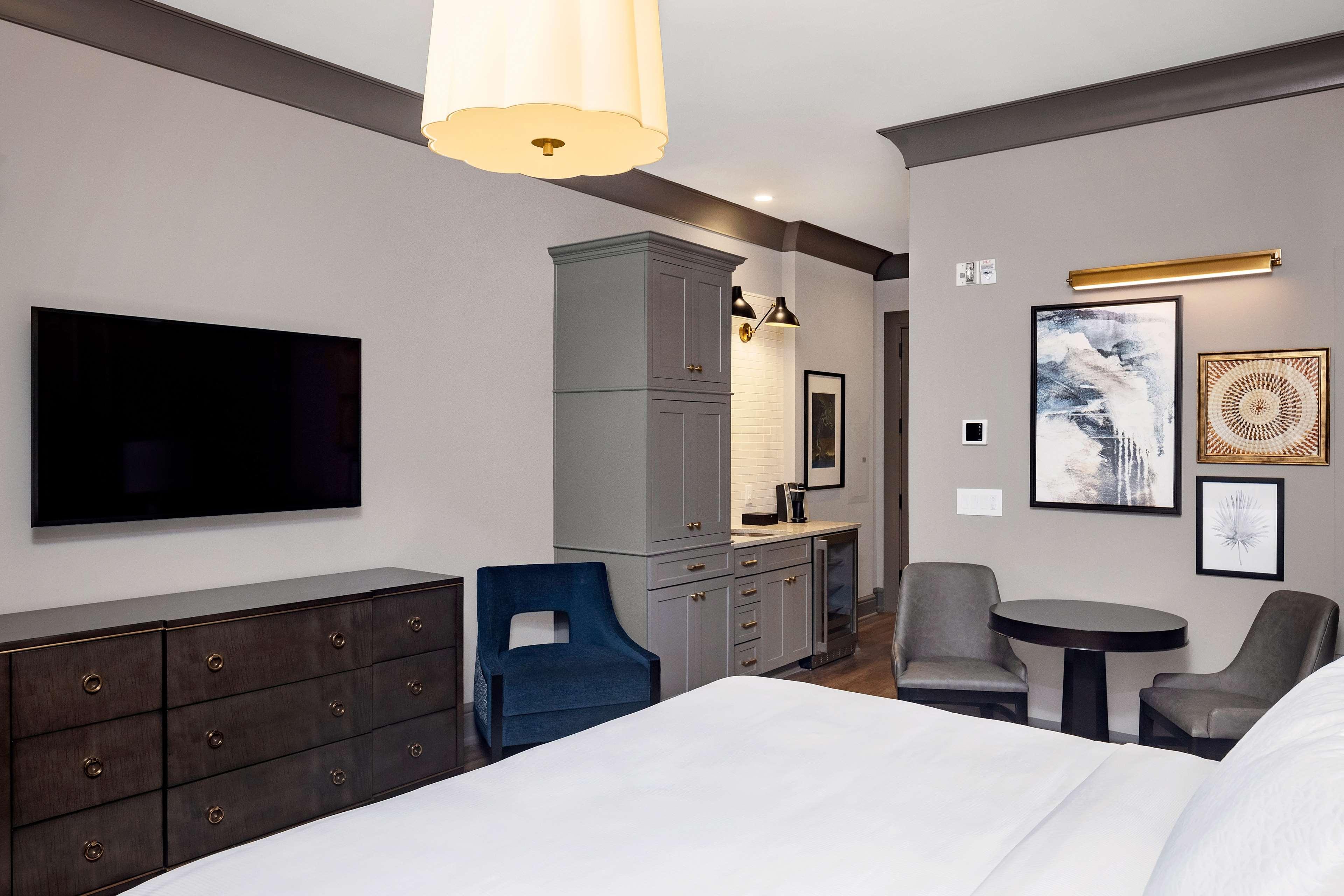 DELUXE, STUDIO, KING BED, ACCESSIBLE