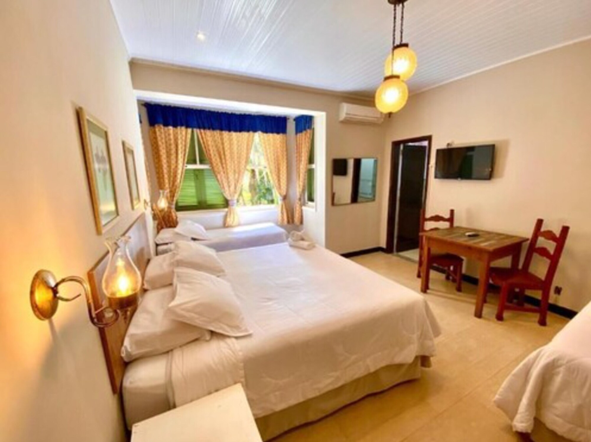 غرفة رباعية بسرير مزدوج وسريرين منفصلين، Hotel Vila Bavaria 2/4