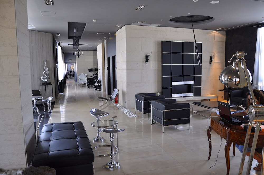 Gallery Art Hotel 53/68