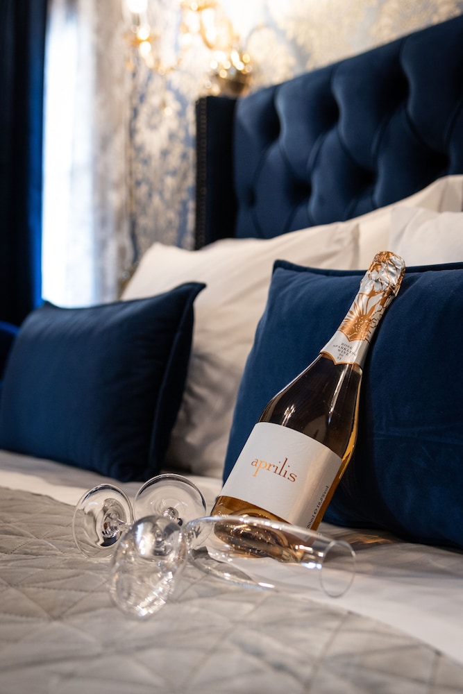 April Luxury Suites 21/50