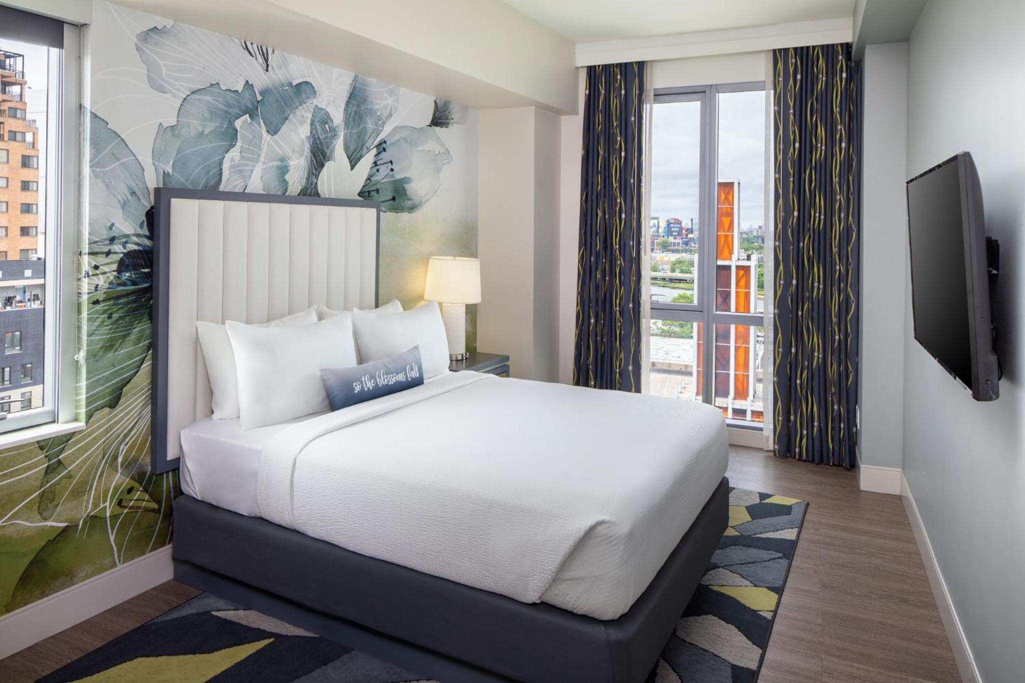 غرفة قياسية بسرير كينج وسرير كوين، Hotel Indigo Flushing 2/4