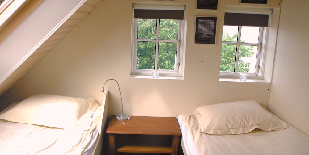 Three Sisters Studio Apartments 6/43
