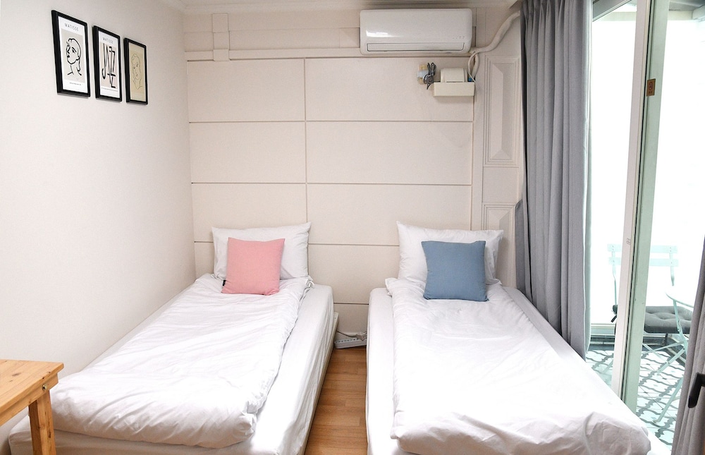 ROOM, TWIN BEDS, SHARED BATHROOM, BALCONY