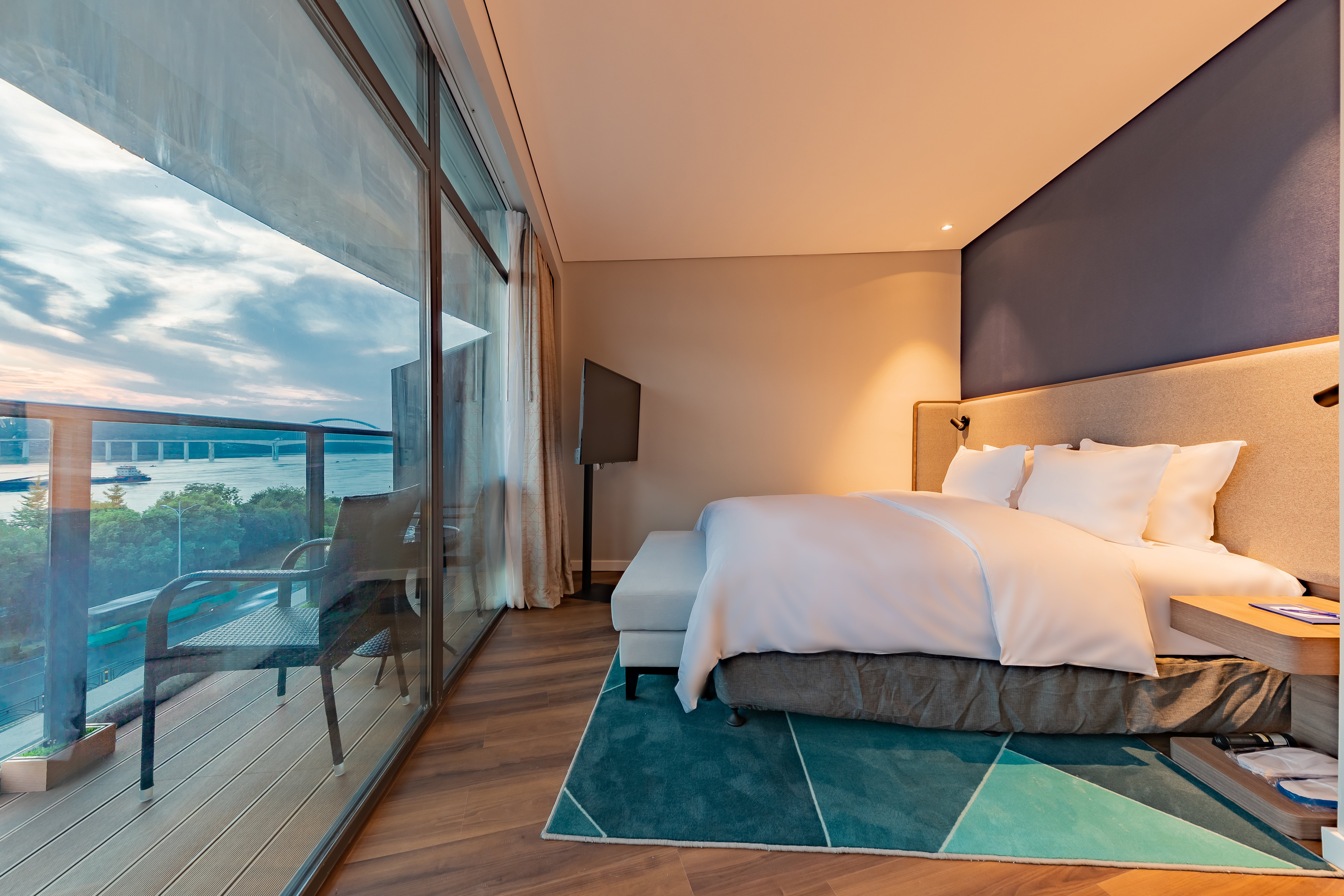 Holiday Inn Express Yichang Riverside 42/81