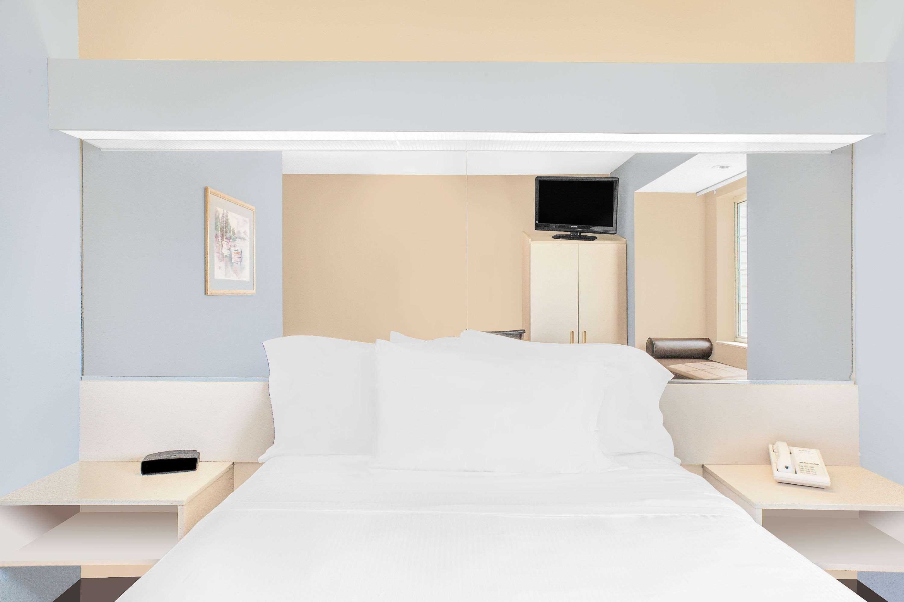 Microtel Inn & Suites By Wyndham Clear Lake 13/25